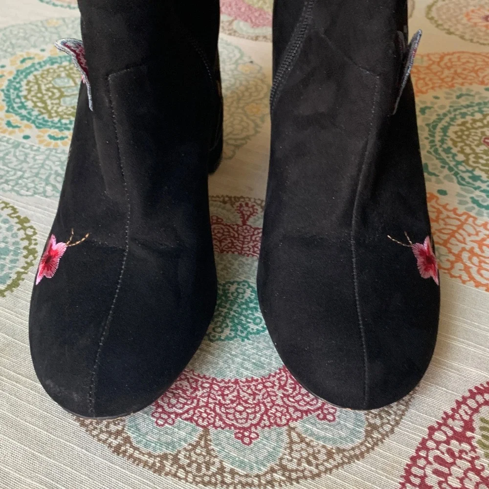 Nanette Lepore Lilly Faux Suede Booties w/Embroidered Flowers & Butterflies 8.5 - Picture 7 of 12